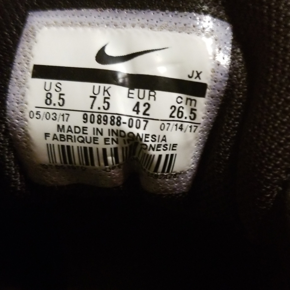 Men Nike Shoes - Picture 2 of 4